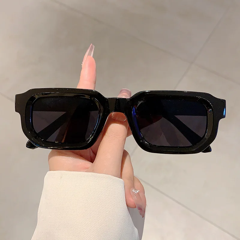نظارات شمسية بإطار مستطيل كلاس - مراجعة Luxury Zone وسعره